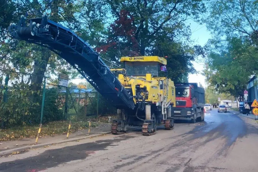 На Калязинской улице Калининграда начались работы по капитальному ремонту, движение частично ограничено. Подрядчик — ООО «Мосинжиниринг».
