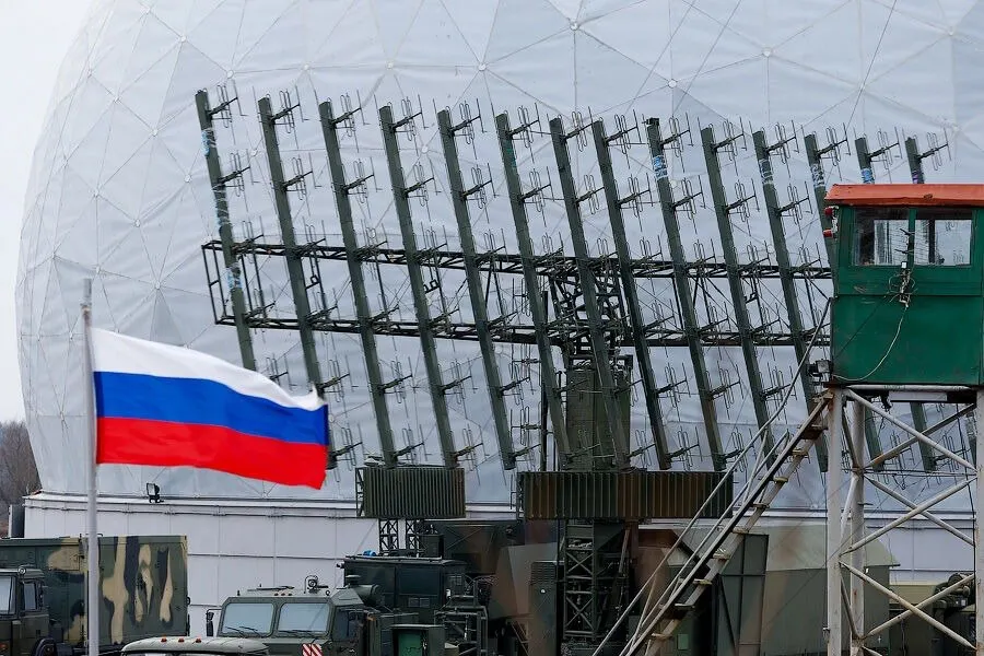 Москва заявляет, что прямого столкновения ещё нет, но напряжённость у границ нарастает из-за поддержки Киеву и учений НАТО.
