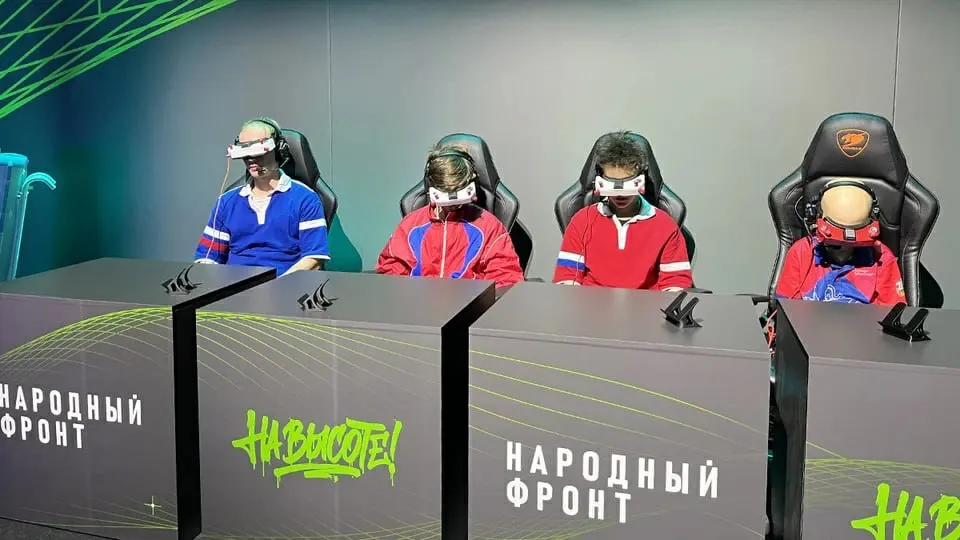 В пилотном режиме новый норматив по управлению дроном можно сдать в шести регионах. Реализуется проект «На высоте!», в школах и вузах готовят кадров для работы с FPV-дронами.
