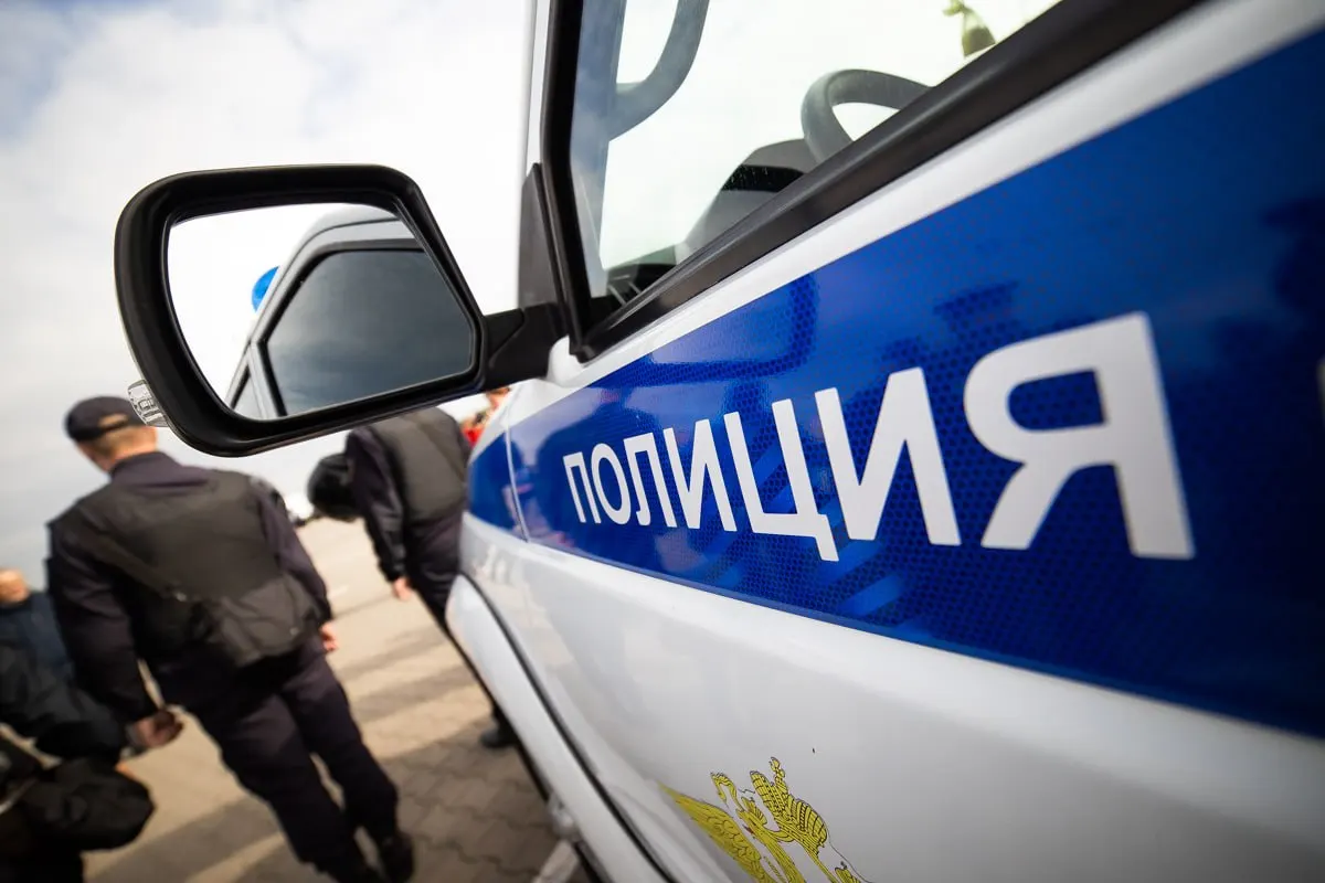 Во время застолья хозяйка решила показать пневматическую винтовку и случайно выстрелила в гостю, попав ей в глаз. Пострадавшая — 19-летняя девушка.