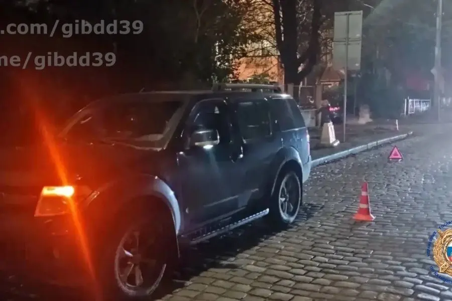 64-летняя женщина пострадала на тротуаре после того, как лежавший на проезжей части глушитель отбросился в сторону.