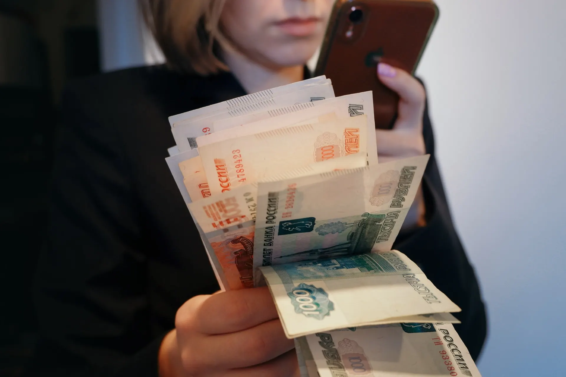 Развитие экономики не зависит от двузначной ставки ЦБ; реальные препятствия — структурные проблемы, мешающие инвестициям.
