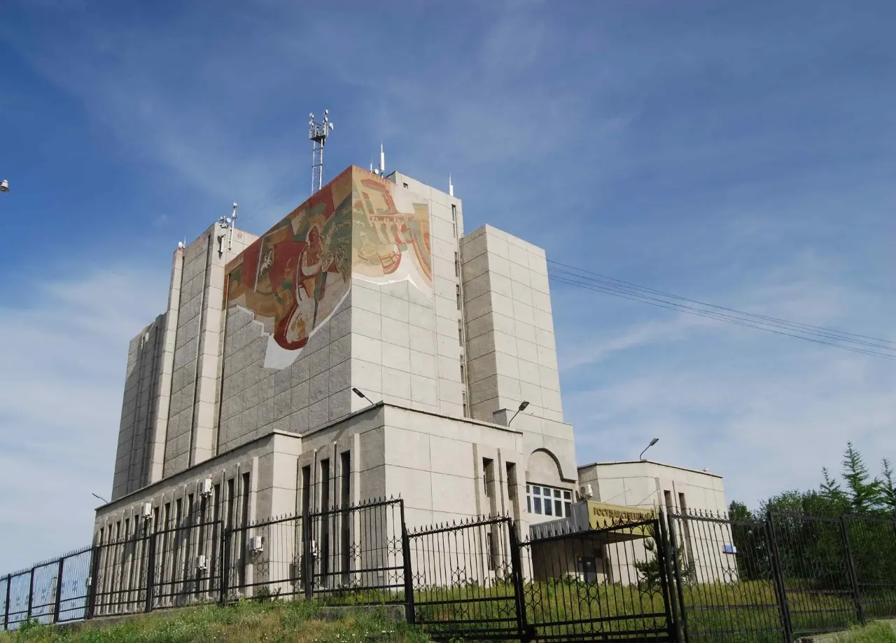 Архивы России расширяют рамки доступа к делам репрессированных, закрывая несекретную информацию и усложняя исследование прошлого. Новые правила позволяют ограничивать материалы, а суд поддерживает их применение.