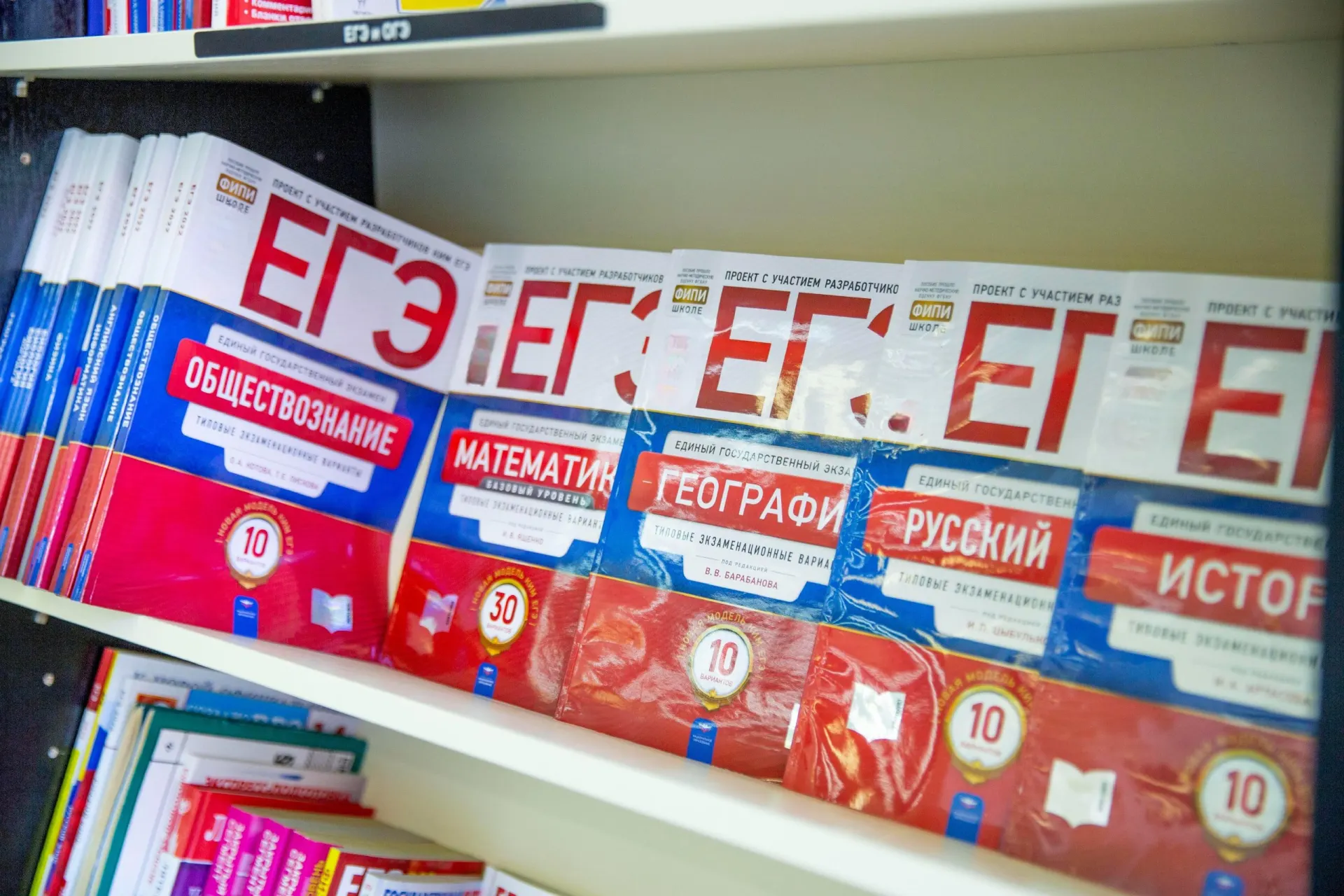 Изменение в количестве заданий по двум предметам ЕГЭ сохраняет время экзаменов — разберём влияние на подготовку выпускников.