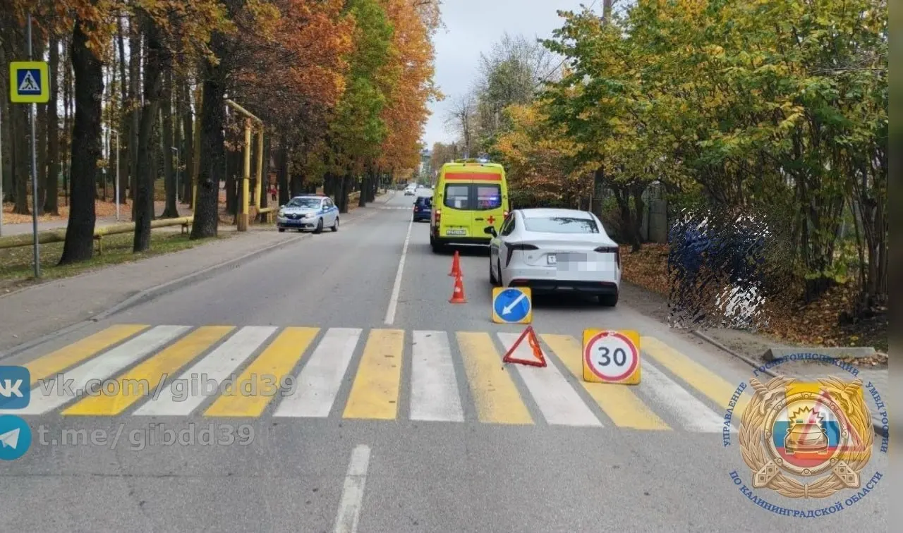 На улице Советской в Гурьевске автомобиль сбил женщину, переходившую дорогу по зебре. П пострадавшая получила травмы, обстоятельства ДТП устанавливаются.