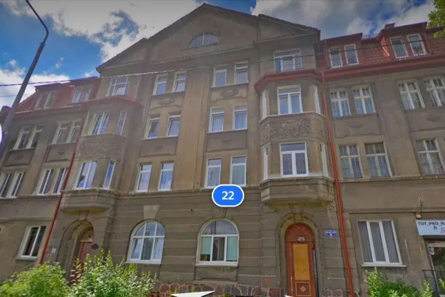 Дом на улице Победы, 22 в городе Неман подлежит реставрации в рамках региональной программы капремонта; здание относится к историческому наследию и богато декоративными элементами.