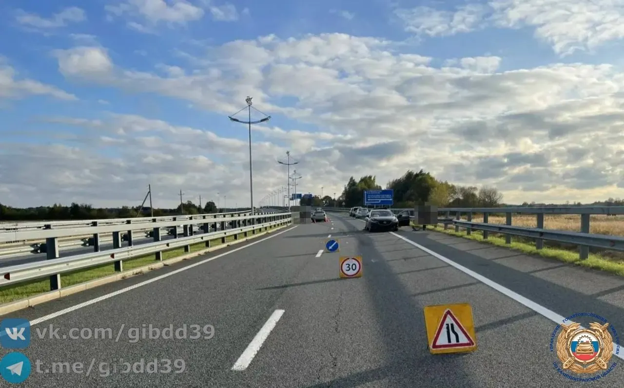 На подъезде к Храброво на федеральной трассе А-217 произошло столкновение двух легковушек. По предварительным данным, водитель Toyota 1991 года рождения слишком близко прижался к попутной машине; пострадал пассажир Mazda, мужчина 1965 года рождения.