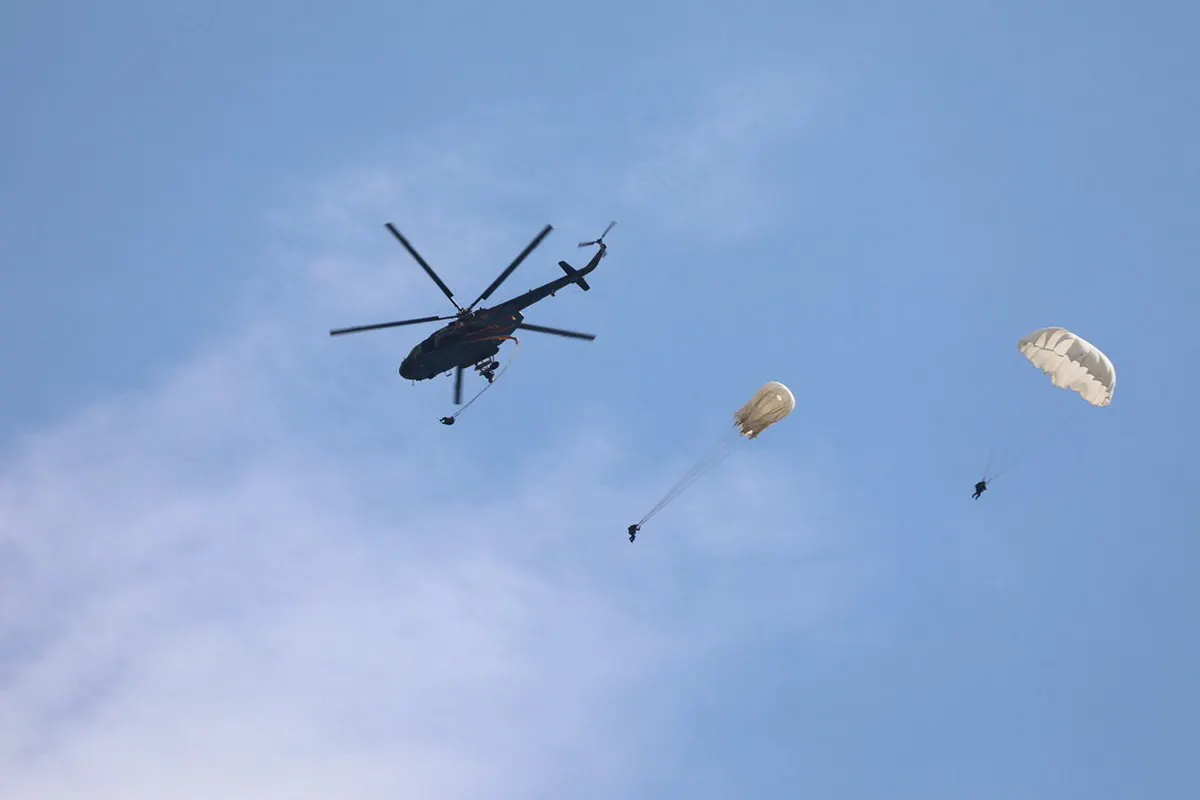 Около пятидесят военнослужащих выполнили около ста прыжков с высот 900 метров до 2,5 километра и отработали эвакуацию экипажа из самолета в аварийной ситуации.