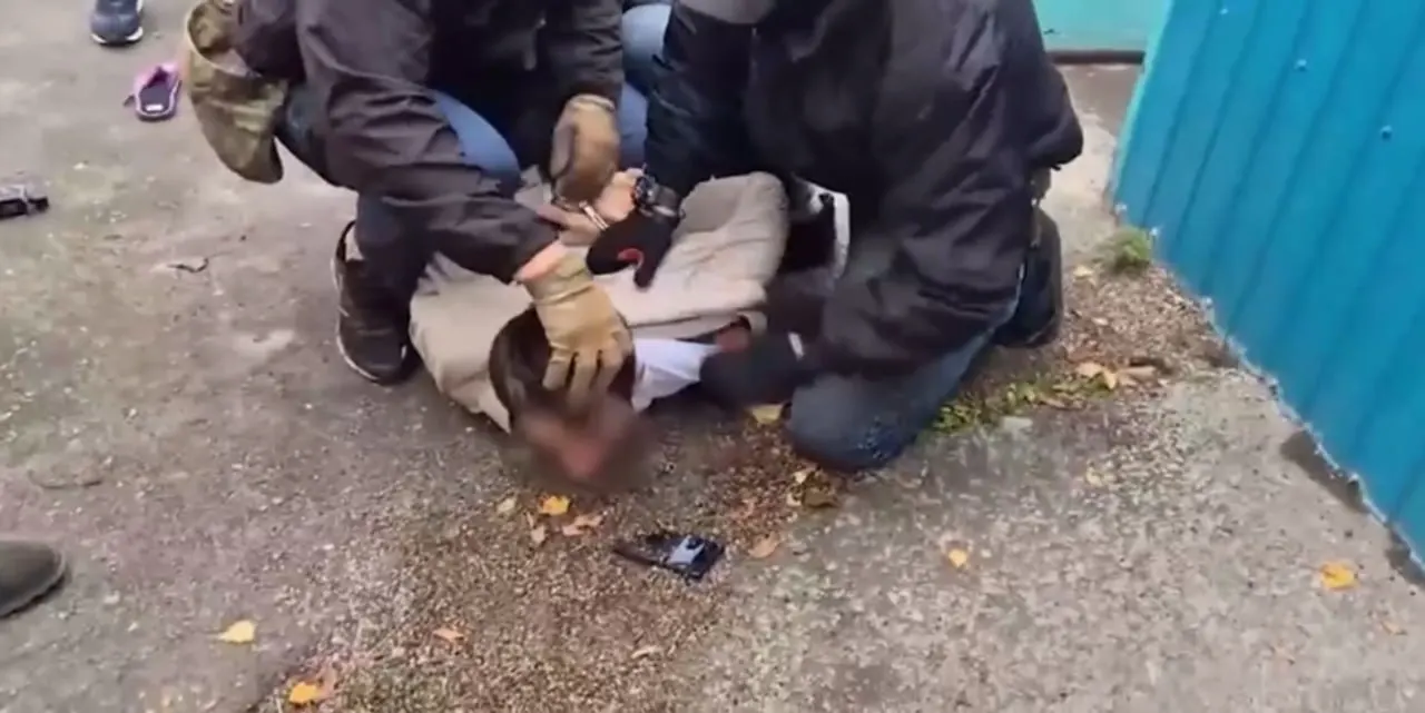 Правозащитники выявили схему постановочной съёмки задержаний по политическим делам; в материалах приводятся примеры повторяющихся сцен и давление через видеоролики.