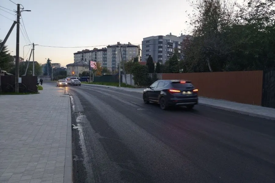 Дорожники Калининграда планируют открыть движение на отремонтированной ул. Орудийной к середине октября; маршрут №35 будет продлен до автошколы.