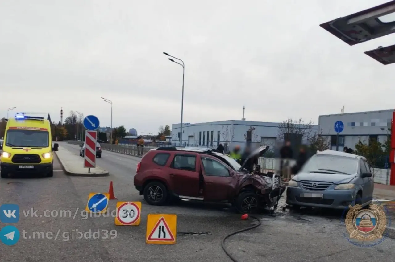 На трассе Калининград — Полесск столкнулись два автомобиля; пострадали водитель и двое пассажиров, в том числе 10-летний ребёнок.