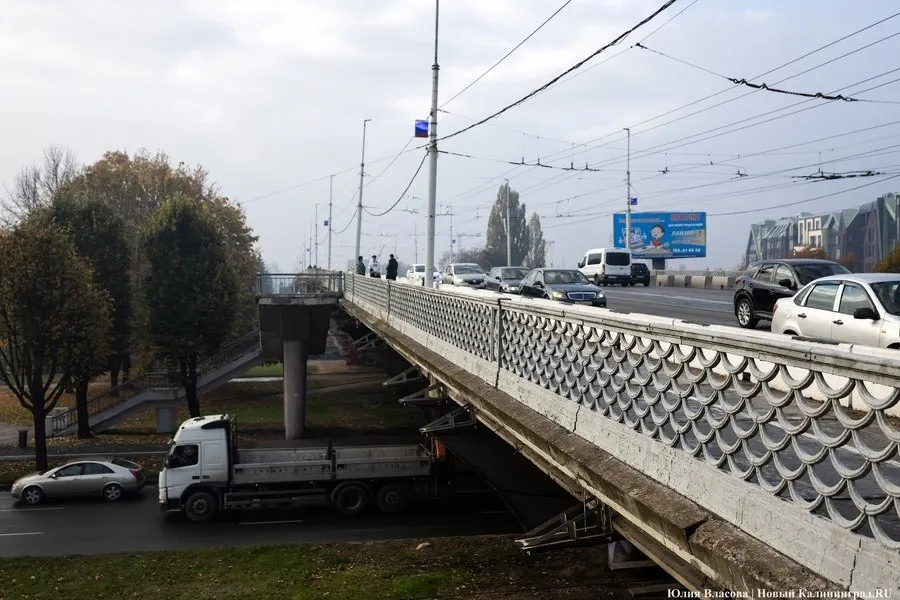 На обсуждении предложено снести эстакаду вместо ремонта и заменить её двумя малыми мостами; идея вызывает споры о будущем острова Канта и туристических маршрутах.