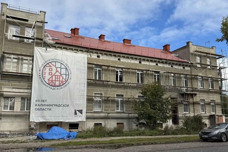 Исторический дом эпохи модерна в Советске возвращают к первоначальному облику: русты, модульоны и оконные обрамления восстанавливают по архивным данным.