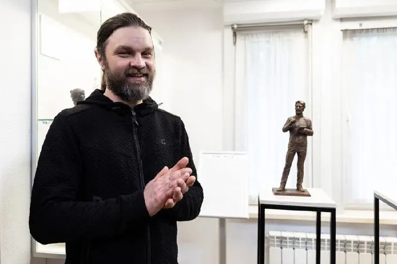 Скульптор Морин рассказывает о связи ремесла, альпинизма и искусства, а также о встрече с писателем-учёным Юрием Ивановым, запечатлённой на пленэре в Отрадном.