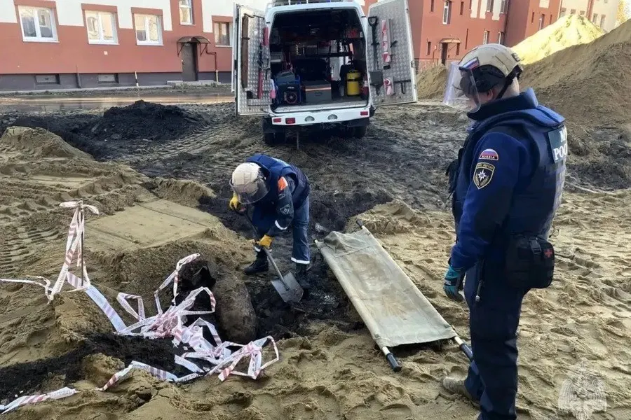 Пиротехники МЧС обезвредили и уничтожили боеприпас во дворе Балтийска. Спасатели сообщили об успешной ликвидации боеприпаса времен Великой Отечественной войны.