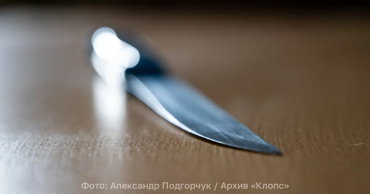 Полиция оказала первую помощь раненному и доставила пострадавшего в больницу; диагностировано повреждение селезёнки, сейчас угрозы жизни нет.