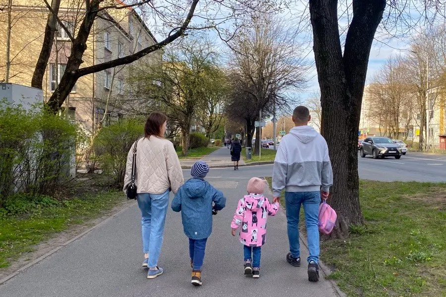 На начало 2025 года в очереди состояло 3 009 многодетных семей; к октябрю 2026 года число сократилось до 2 757. За период с 2012 года выдано 856 участков, часть семей получила выплаты взамен участка; под инфраструктуру резервируются территории на сумму около 8,7 млрд рублей до 2030 года.