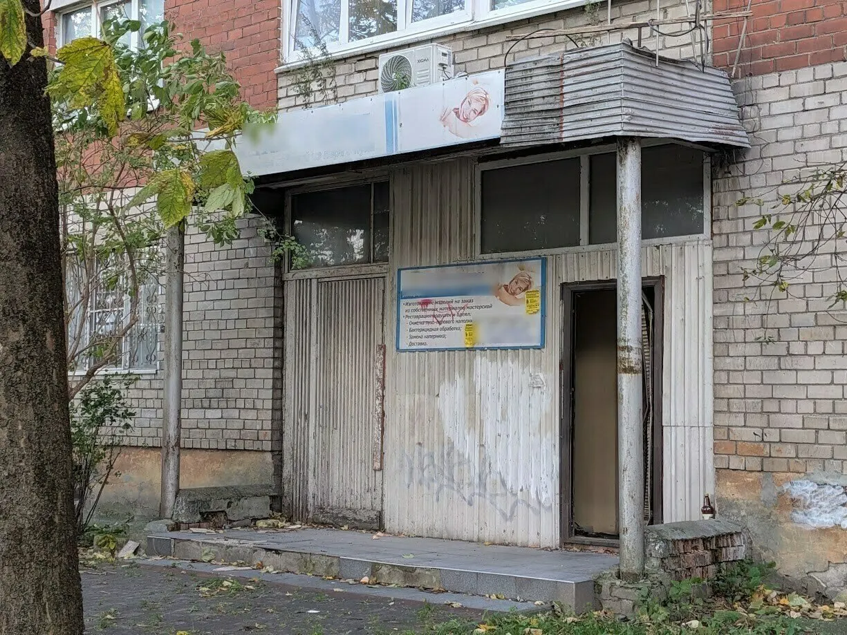 Дверь мастерской взломана и в помещении обосновались бездомные. Соседи требуют вывоза мусора и поиска владельца, ситуация остаётся без решения.