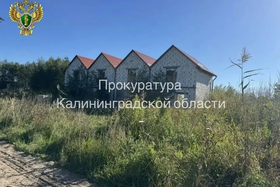 Прокуратура добилась признания недействительными сделок по земельным участкам и сноса самовольных домов, возведённых с нарушениями градостроительных норм.