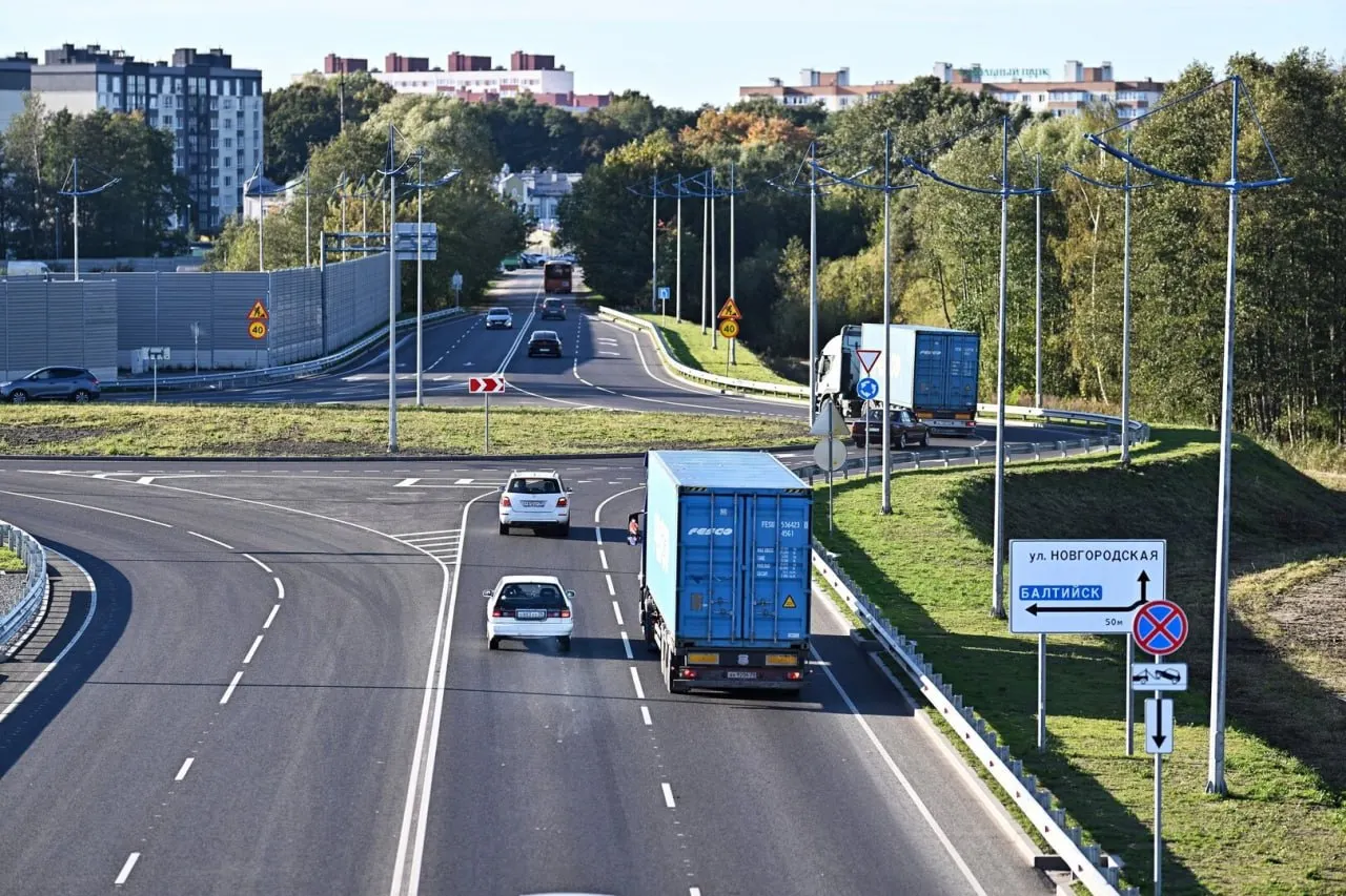 Движение по всем полосам запущено на участке длиной 1,57 км. Реконструкция велась с декабря 2023 года. Расчетная скорость — 120 км/ч; пропускная способность вырастет в три раза.