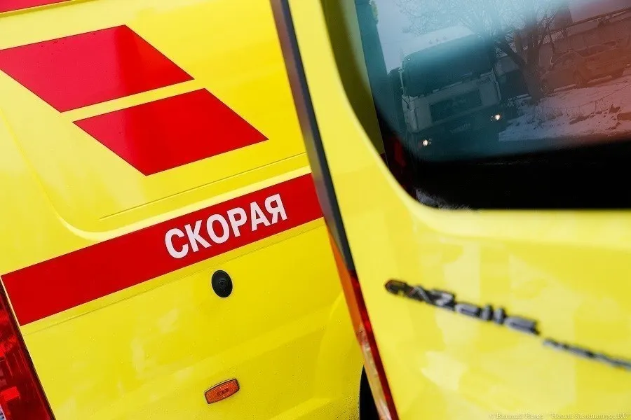 Столкновение произошло на подъезде к Зеленоградску. Пассажир автомобиля получил травмы и госпитализирован; на месте работают сотрудники ГИБДД.