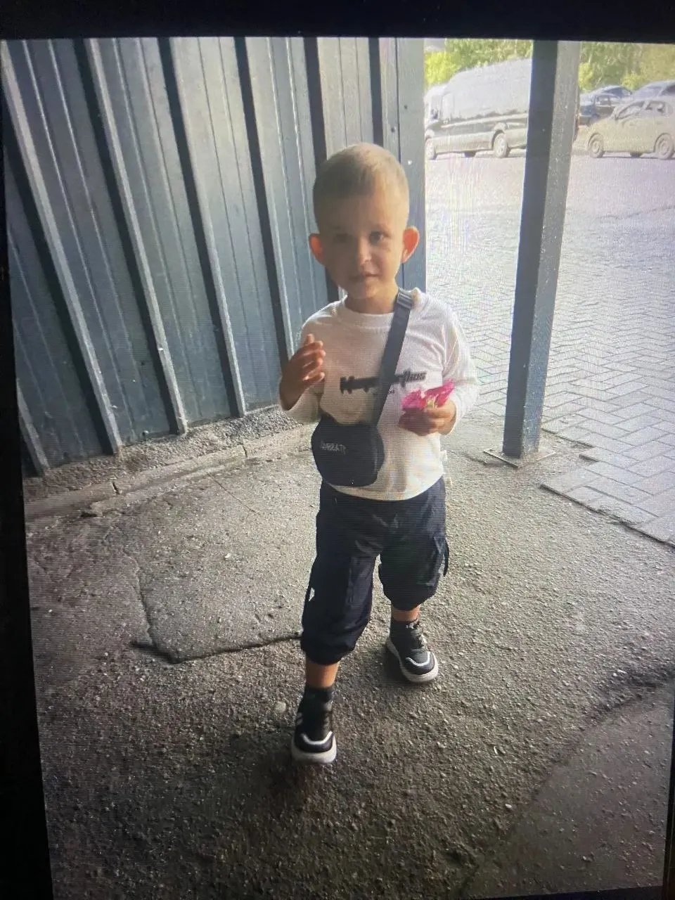 4-летний мальчик исчез во дворе частного дома; родственники обратились в полицию, проводится поиск.