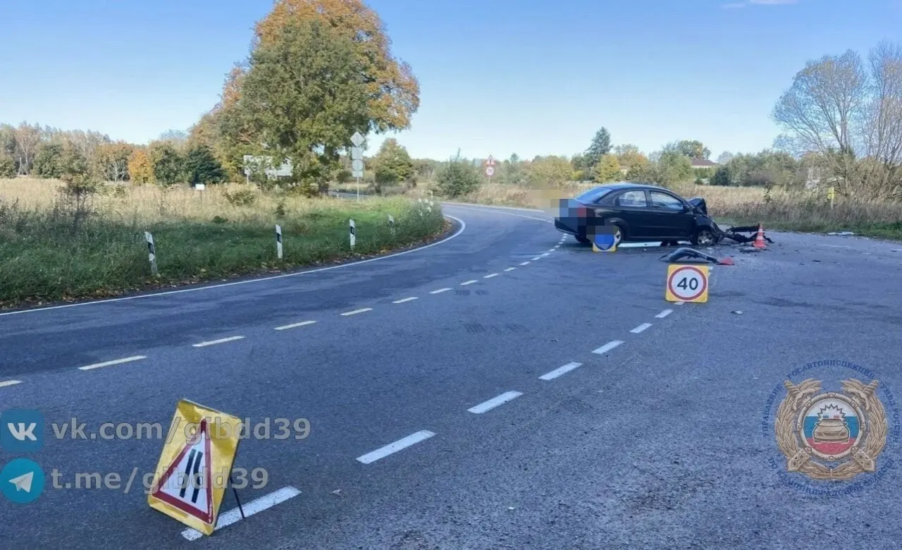 На трассе Романово — Пионерский — Сальское — Янтарный произошло столкновение Mercedes и Chevrolet. Пострадал пассажир Chevrolet; обстоятельства аварии устанавливают сотрудники.