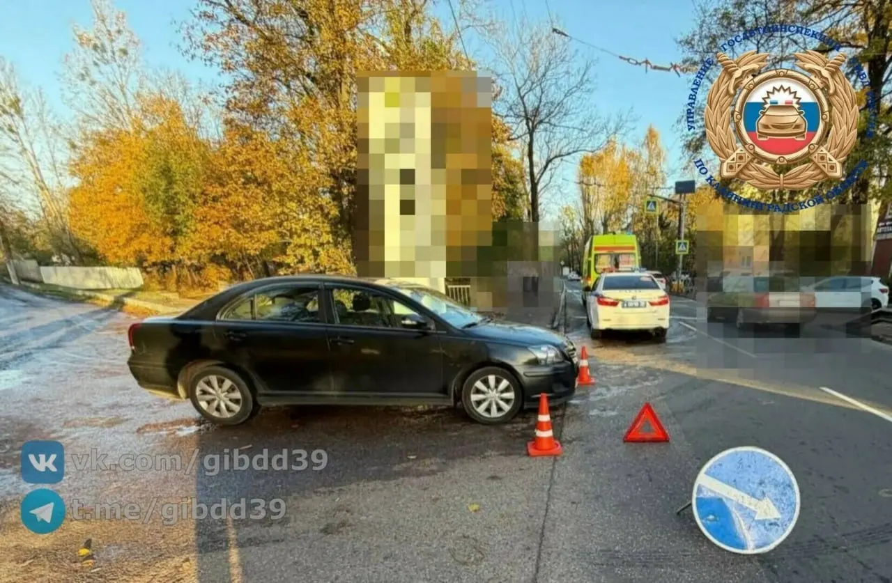 Авария произошла около 8:20. Водитель Toyota выезжал со двора дома №112; пострадавшая — женщина 1958 года рождения — получила травмы. Обстоятельства ДТП устанавливаются.