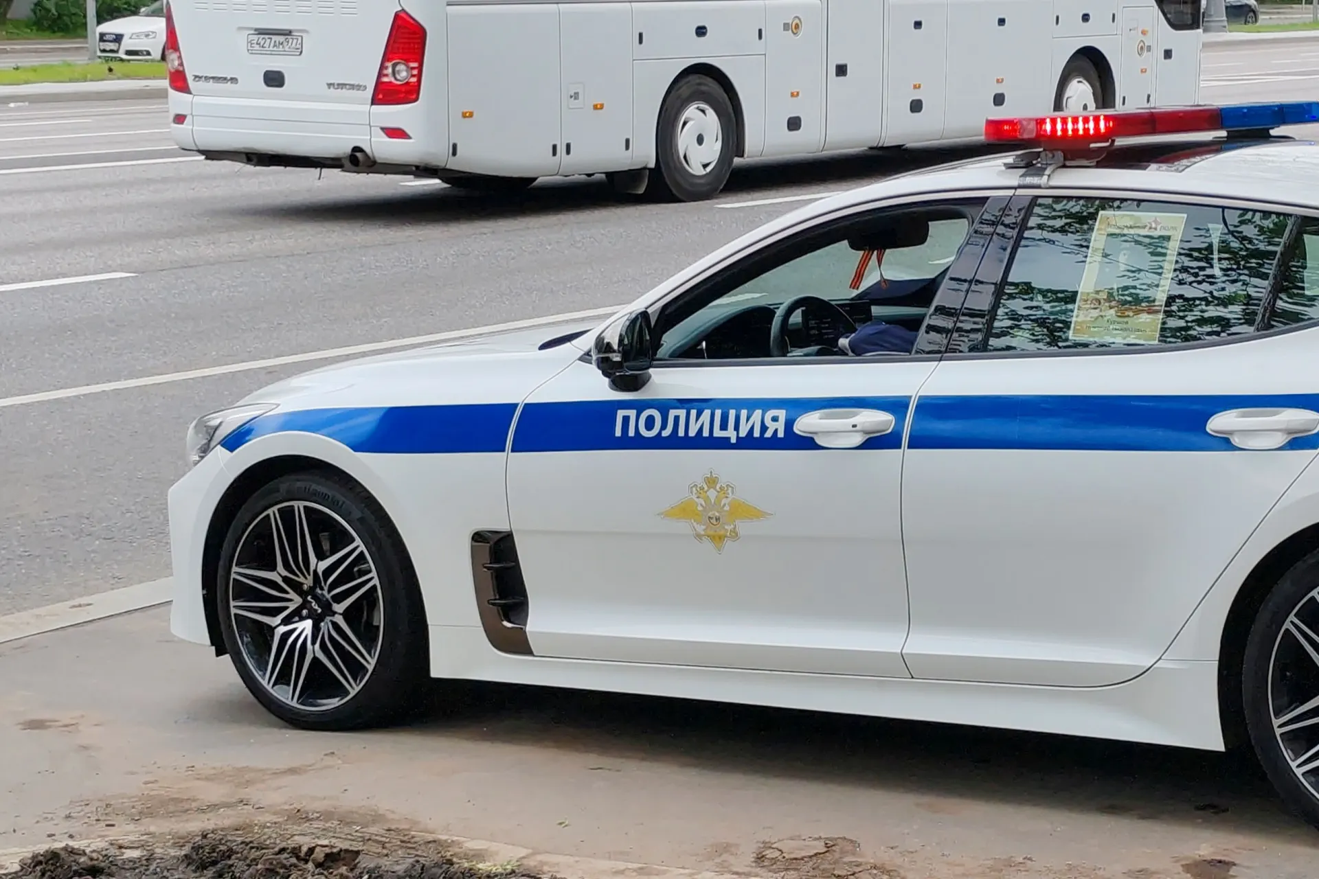 Девочка пыталась поджечь служебный автомобиль полиции по указанию мошенников; пожар потушили, задержали несовершеннолетнюю.