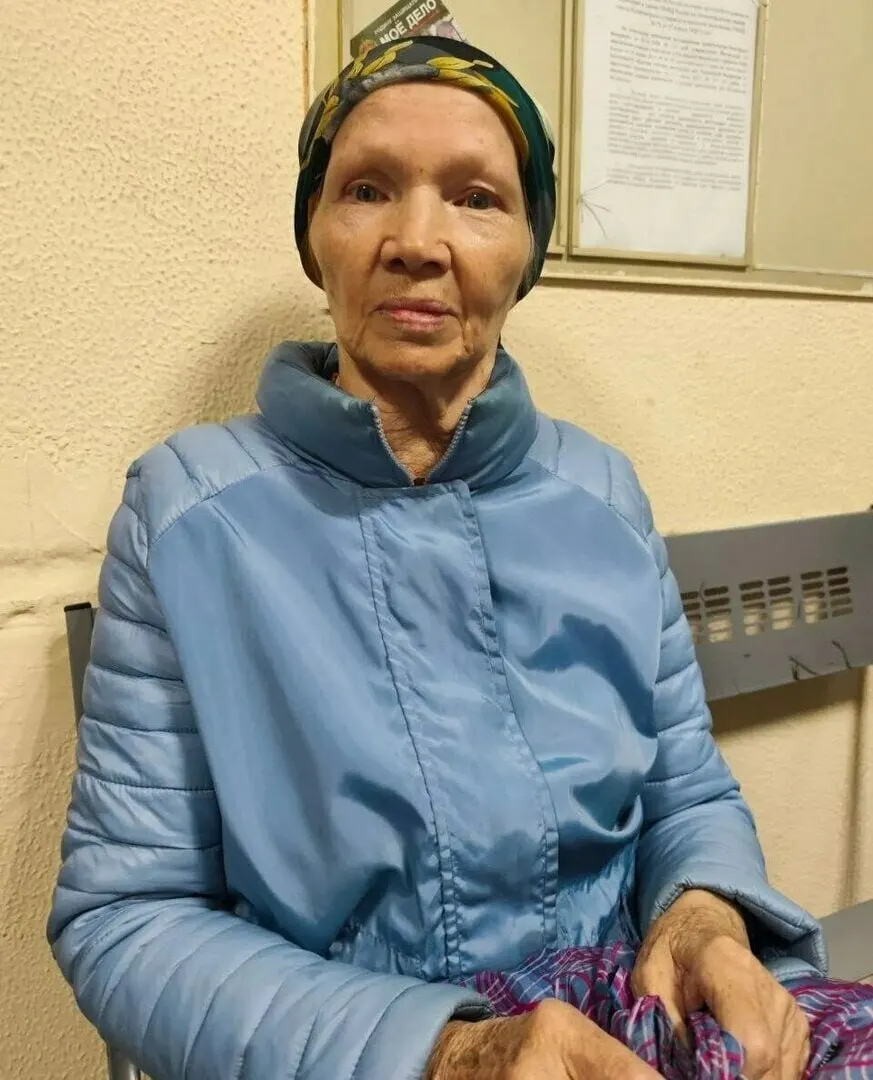 76-летняя женщина из Ленинградского района исчезла 20 октября; полиция и добровольцы ведут поиск. Обратите внимание на её приметы и свяжитесь с горячей линией, если сможете помочь.