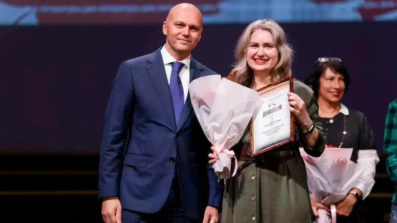 Калининградская писательница Екатерина Смолева заняла первое место на конкурсе «Прыжок над бездной», обогнав 415 претендентов из восьми стран; её рассказ развивает тему телепатии и испытаний подростков.