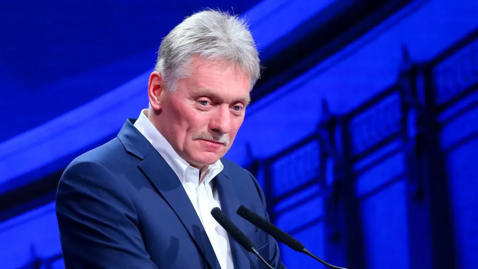 Кремль заявляет о возможном отсутствии ударов по Украине в день выборов и настаивает на долгосрочном мире; мировые аналитики обсуждают перспективы прекращения огня и влияние на ситуацию.