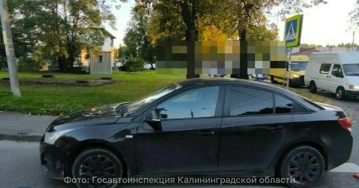 В Калининграде водитель сбил пешеходов на нерегулируемом переходе; пострадавшие — мужчина и ребёнок в коляске.