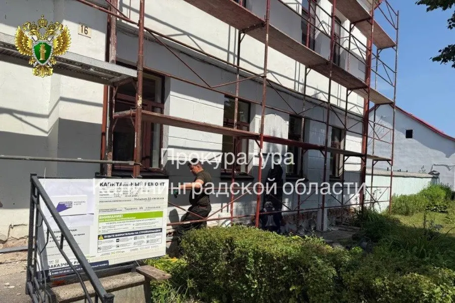 Штраф в размере 20 тысяч рублей вынесен должностному лицу подрядной организации за нарушение требований охраны труда при капитальном ремонте фасада средней школы в Правдинске.
