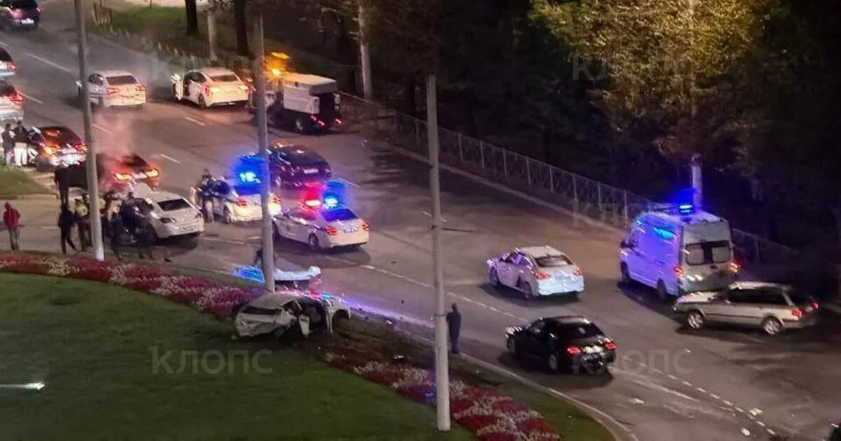 На кольцевой развязке на Московском проспекте и улице Генерала Буткова произошло столкновение двух автомобилей. О пострадавших и причинах аварии уточняют.