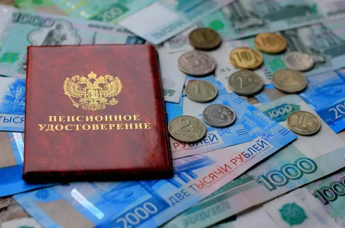 Средняя пенсия на 1 января 2026 года достигла 25 854 ₽, на 12 447 ₽ выше уровня 2018 года. Число пенсионеров снизилось до 268,9 тыс., доля работающих — 18%.