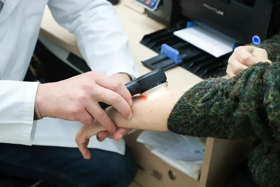 Более 200 жителей региона прошли обследование кожи; 21 подозрение на злокачественные образования, пять случаев оказались меланомой.