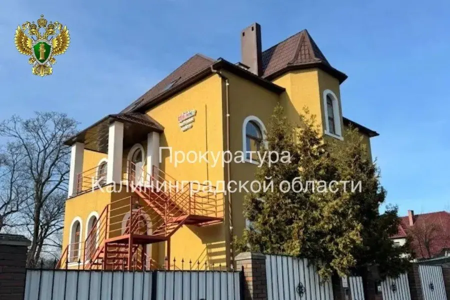Уточняется, что ребенок получил тяжкий вред на игровой площадке частного детского центра; расследование ведётся прокуратурой Центрального района Калининграда.