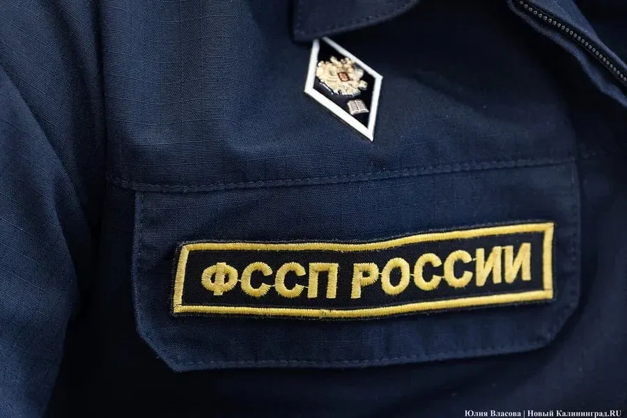 Задолженность погашена после действий пристава: арест счетов, временный запрет регистрационных действий и ограничения на нежилое помещение.