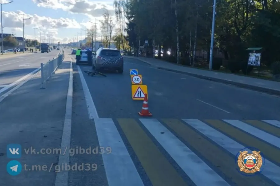 На Калининградском шоссе подросток на велосипеде попал под машину на нерегулируемом переходе; пострадавшего доставили в больницу, обстоятельства ДТП устанавливаются.