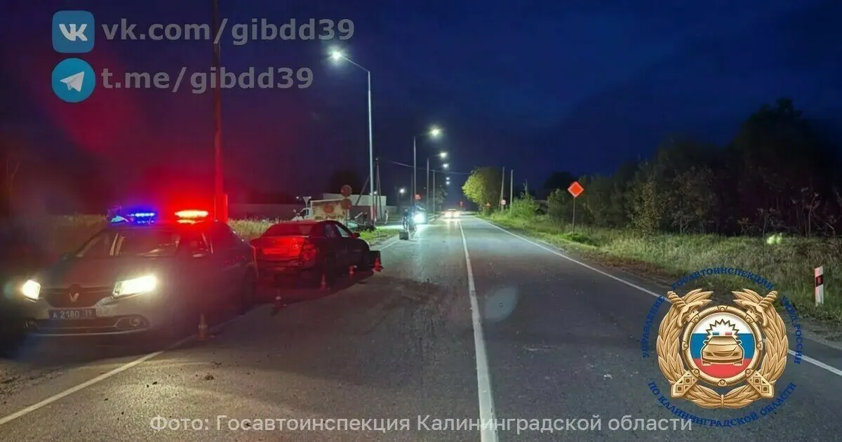 В Полесском районе Skoda выехала на встречку и столкнулась с Mazda, отбросив автомобиль в фонарный столб. Пострадала женщина за рулём.