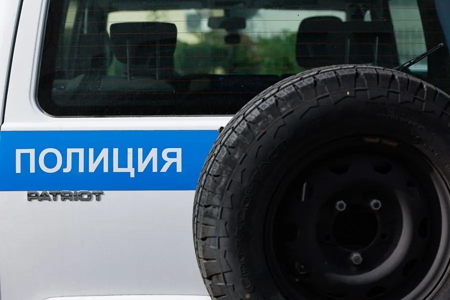 Неустановленный водитель Audi наехал на пешехода на нерегулируемом переходе в Калининграде и скрылся; пострадавший получил травмы, очевидцы просят откликнуться.