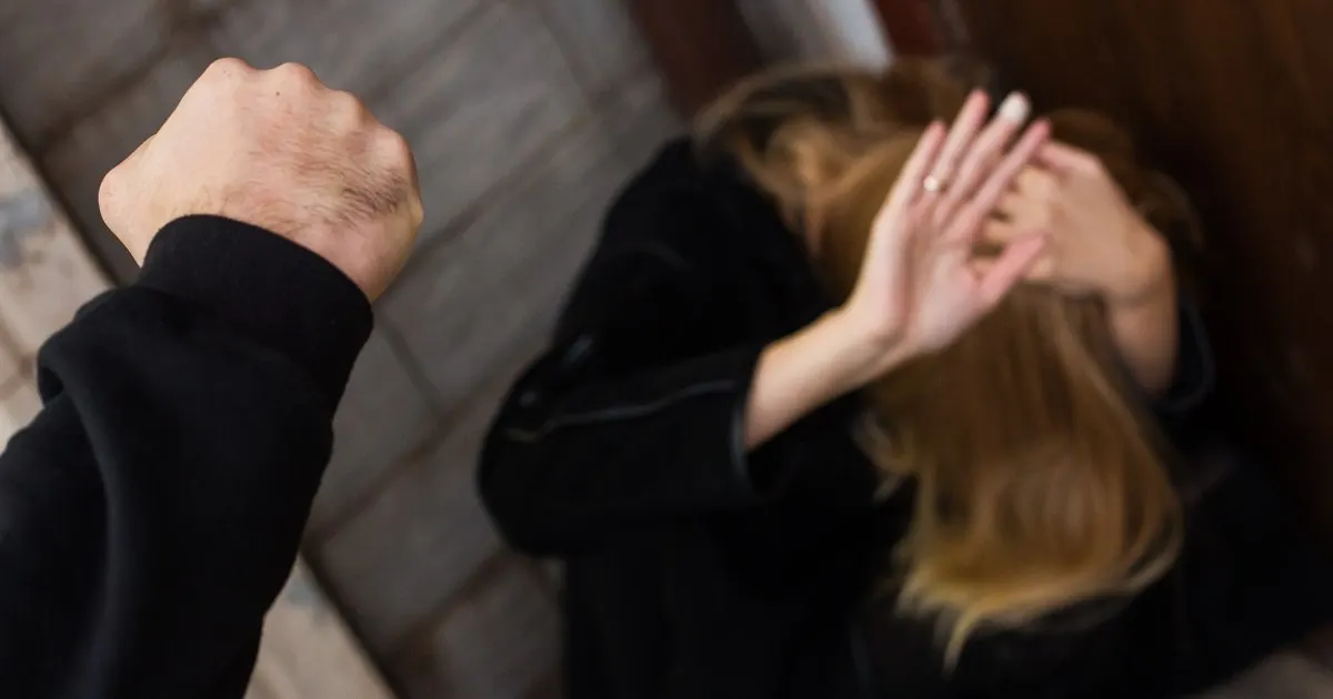 39-летняя женщина получила травмы во время конфликта, возникшего во время совместного распития алкоголя; возбуждено уголовное дело, мужчине грозит до двух лет лишения свободы.