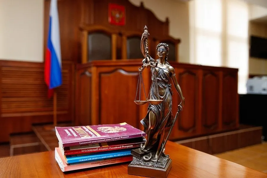 Прокуратура Калининграда подала иск против калининградской школы в интересах 12-летней ученицы, пострадавшей на перемене. Требуют возмещения расходов на лечение и морального вреда.