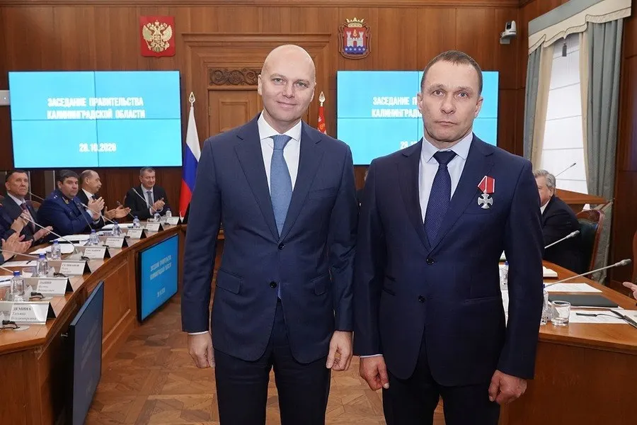 Губернатор вручил награду министру региональной безопасности за личное мужество во время операции по освобождению населённого пункта Суджа; церемония прошла на заседании регионального правительства.