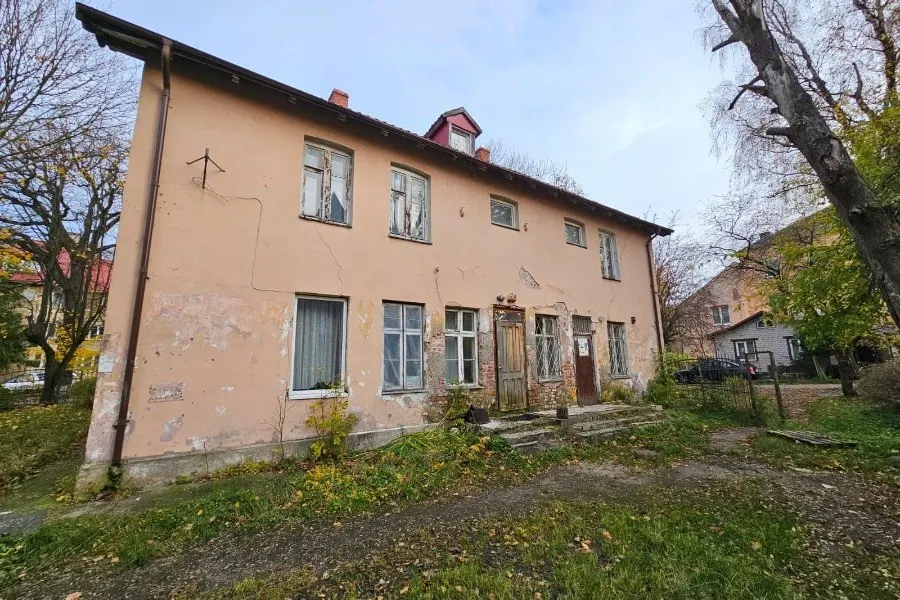 Комплекс зданий в историческом центре Зеленоградска на улице Ткаченко, 5 выставлен на аукцион. В квартире прописано шесть человек, включая несовершеннолетних; стартовая цена лота — 20,79 млн рублей.