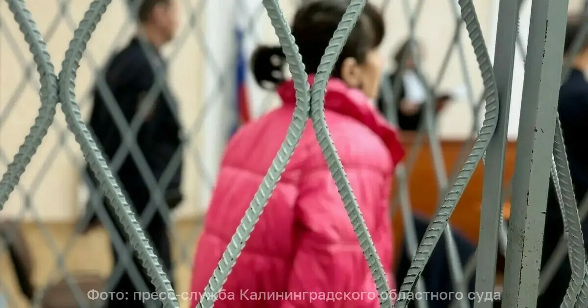 51-летняя женщина арестована по делу о поножовщине во время бытового конфликта; пострадавший мужчина доставлен в больницу.