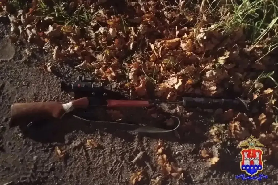 Дед и его внук задержаны по подозрению в незаконной охоте в охраняемой зоне. У задержанных изъято оружие, тепловизор и туша барсука.