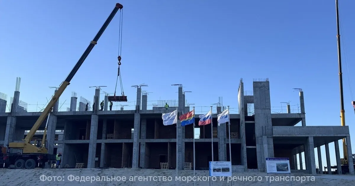 Строительство Восточного мола в порту Пионерского продолжается, ввод объекта в эксплуатацию запланирован на начало 2027 года. Ведутся работы по гидротехническим сооружениям, береговым объектам и инженерной инфраструктуре.