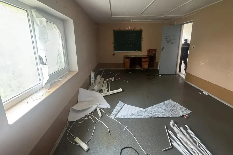 Дом на Аллее Смелых, переданный под кризисный центр, разрушен. В здании нашли двоих школьников, организация ищет волонтёров и строительные материалы.